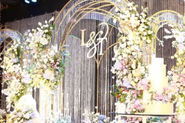 Backdrop sân khấu đám cưới cực sang tạo điểm nhấn nổi bật cho ngày trọng đại