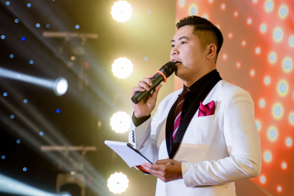 Cho Thuê MC Tiệc Tất Niên Tạo Không Khí Sôi Động