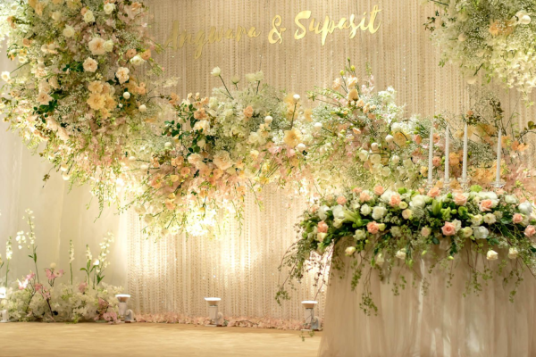 Backdrop đám cưới sang trọng tone trắng vàng chuẩn tiệc cưới cao cấp
