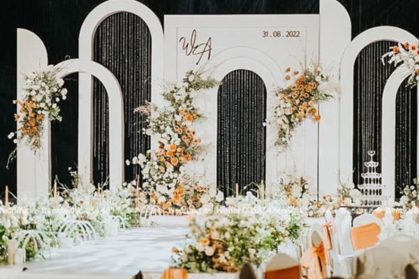 Decor sân khấu đám cưới chuyên nghiệp tạo không gian chụp hình cực cuốn