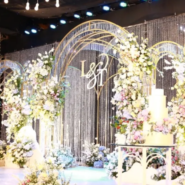 Backdrop sân khấu đám cưới cực sang tạo điểm nhấn nổi bật cho ngày trọng đại