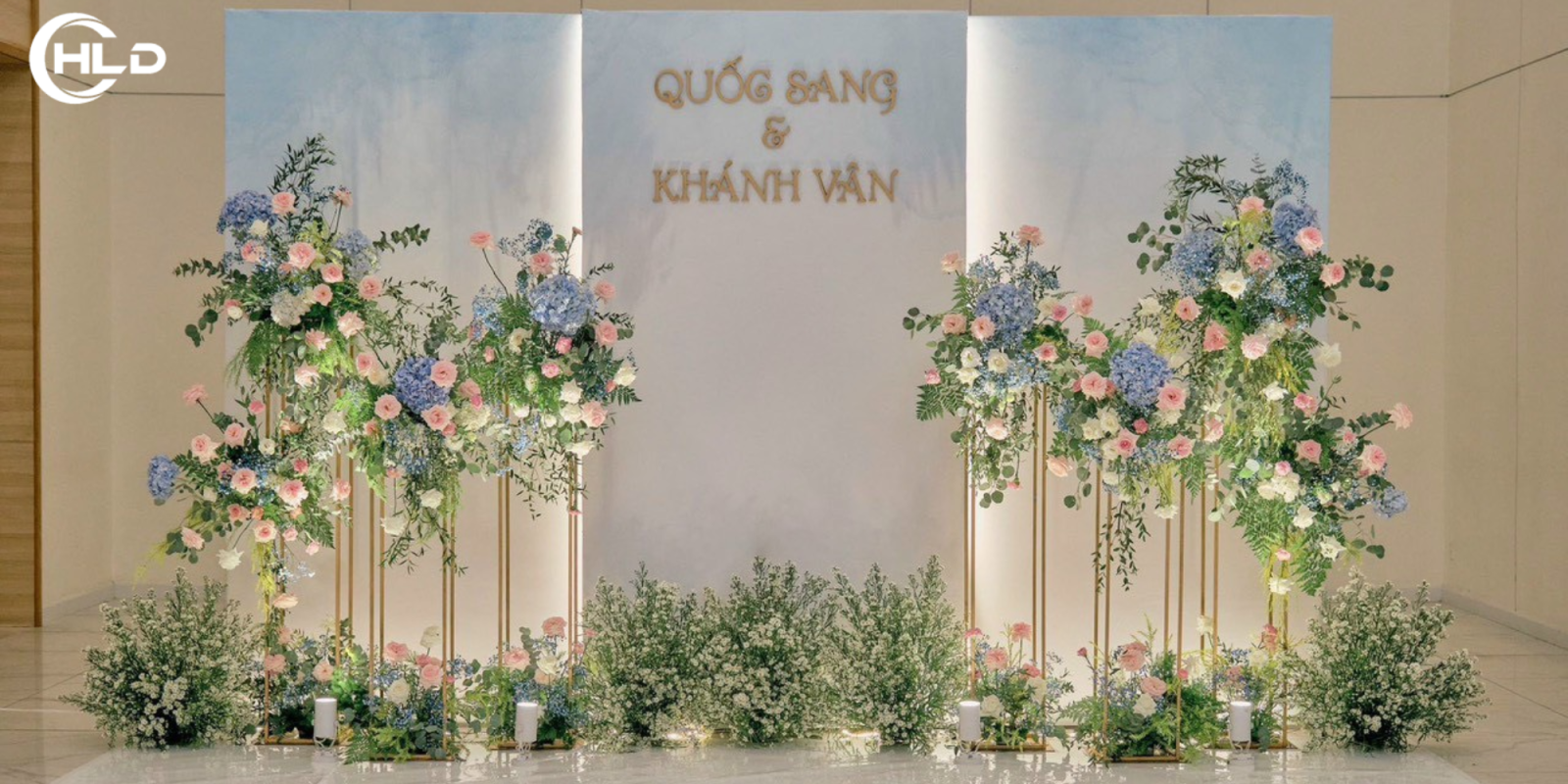 Backdrop đám cưới sang trọng tone trắng vàng chuẩn tiệc cưới cao cấp