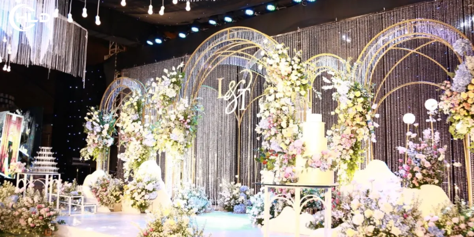 Backdrop sân khấu đám cưới cực sang tạo điểm nhấn nổi bật cho ngày trọng đại