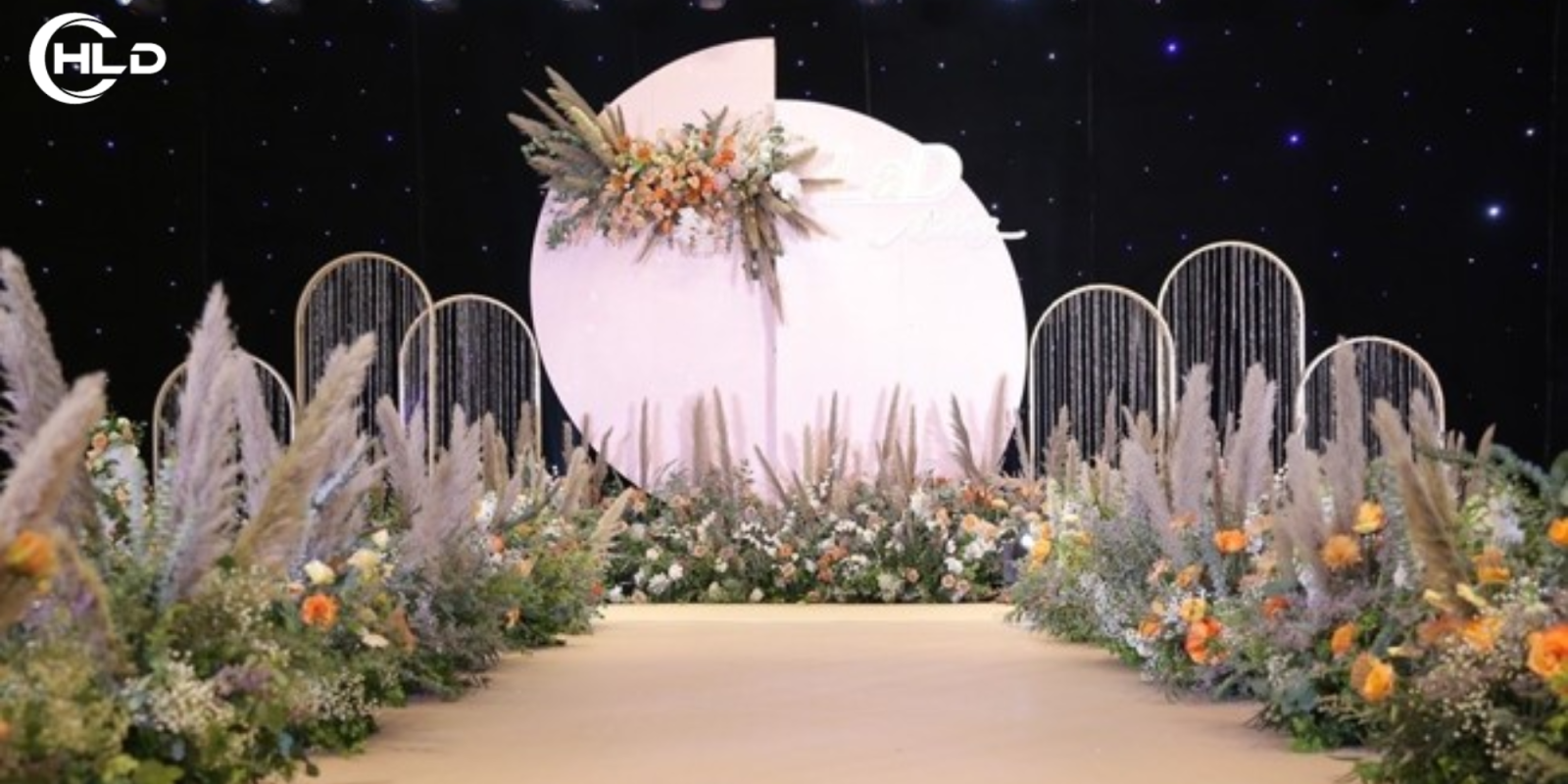 Backdrop sân khấu đám cưới cực sang tạo điểm nhấn nổi bật cho ngày trọng đại