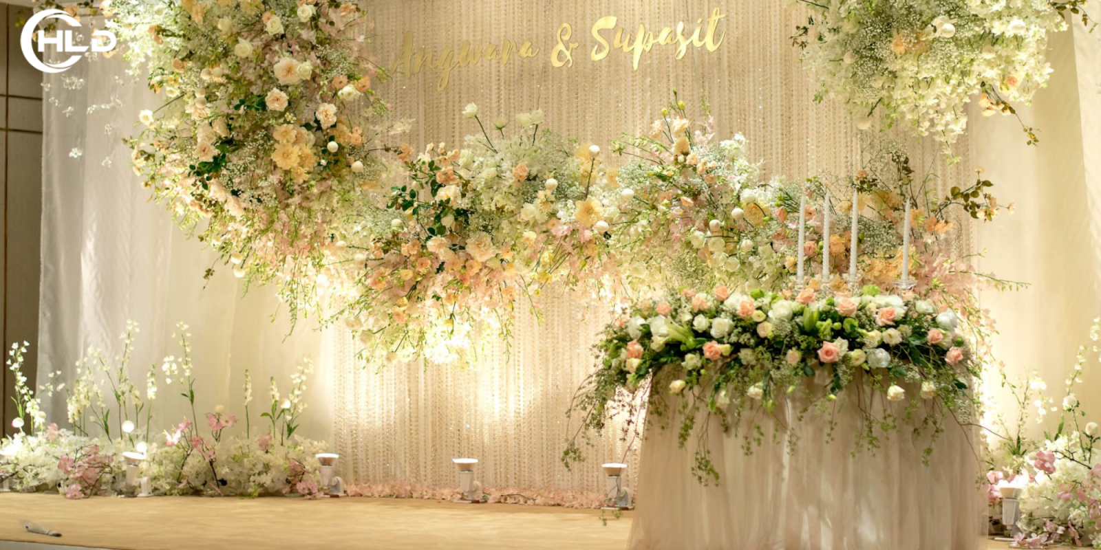 Backdrop đám cưới sang trọng tone trắng vàng chuẩn tiệc cưới cao cấp