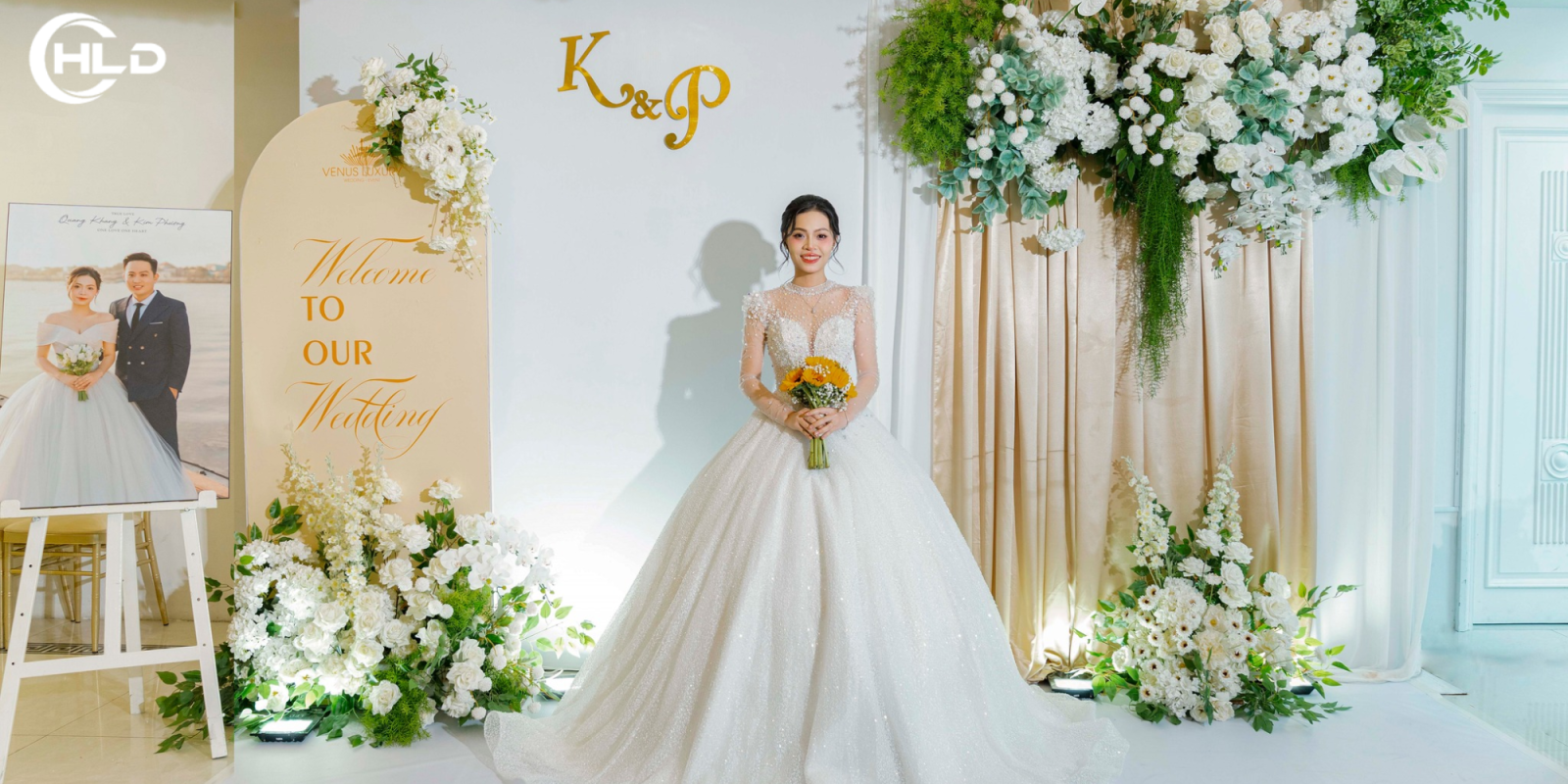 Backdrop đám cưới sang trọng tone trắng vàng chuẩn tiệc cưới cao cấp