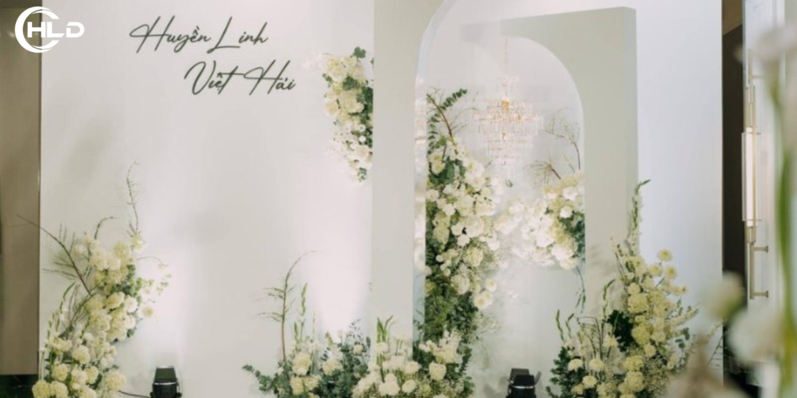 Backdrop đám cưới sang trọng tone trắng vàng chuẩn tiệc cưới cao cấp