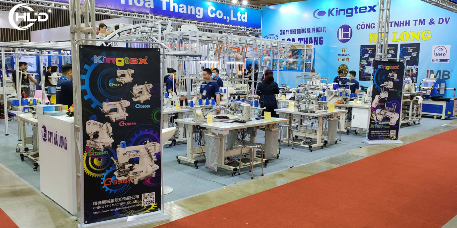 Các Loại Hình Tổ Chức Gian Hàng Hội Chợ Phổ Biến Hiện Nay  Tùy vào ngân sách và mục tiêu, doanh nghiệp có thể lựa chọn nhiều hình thức tổ chức gian hàng hội chợ khác nhau.  Gian hàng tiêu chuẩn (Standard Booth)  Diện tích nhỏ (9m² – 18m²)  Kết cấu cơ bản  Phù hợp doanh nghiệp vừa và nhỏ  Gian hàng thiết kế riêng (Custom Booth)  Thiết kế độc quyền theo nhận diện thương hiệu  Vật liệu cao cấp  Tạo ấn tượng mạnh tại các sự kiện Tổ chức triển lãm lớn  Gian hàng ngoài trời  Phục vụ hội chợ thương mại ngoài trời  Yêu cầu kết cấu chắc chắn  Phù hợp ngành bất động sản, ô tô, máy móc  Dù lựa chọn hình thức nào, yếu tố quan trọng nhất vẫn là chiến lược tổ chức gian hàng hội chợ bài bản và phù hợp mục tiêu kinh doanh.