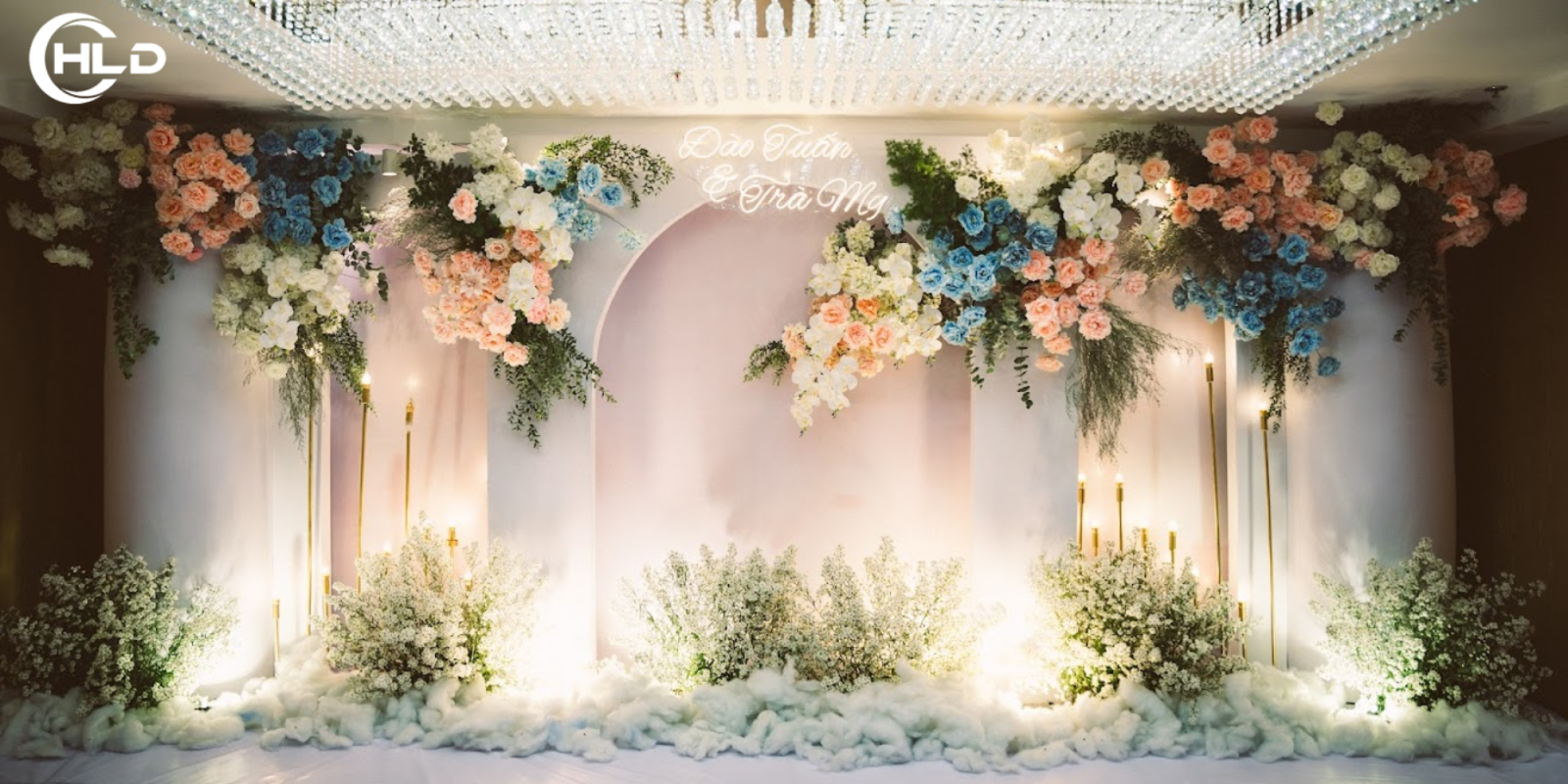 Backdrop đám cưới sang trọng tone trắng vàng chuẩn tiệc cưới cao cấp