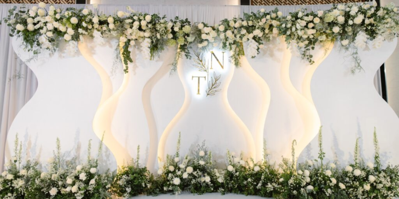 Backdrop đám cưới sang trọng tone trắng vàng chuẩn tiệc cưới cao cấp